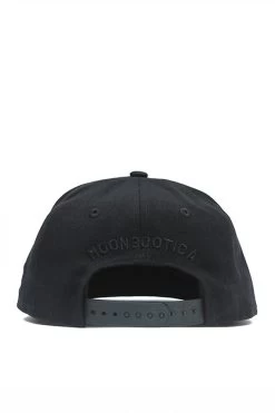 MOONBOOTICA Logo Snapback - ALL BLACK -Urban Style Verkauf moonbootica cap back 25186 1280x1280